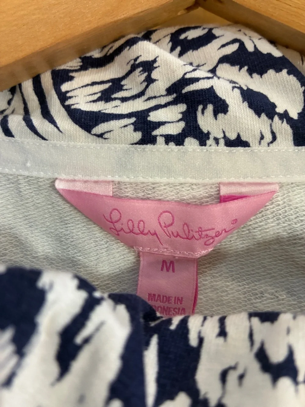 Lilly Pulitzer UPF 50+ Booker Popover Pineapple Party Pullover, Medium - Picture 6 of 7